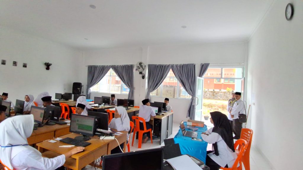 Monitoring PAT Tahun Pelajaran 2025/2026 Berbasis E-Learning,oleh Pengawas Madrasah Drs. Arius