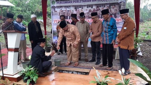 Acara Peletakan Batu Pertama Bangunan Madrasah Terbaru
