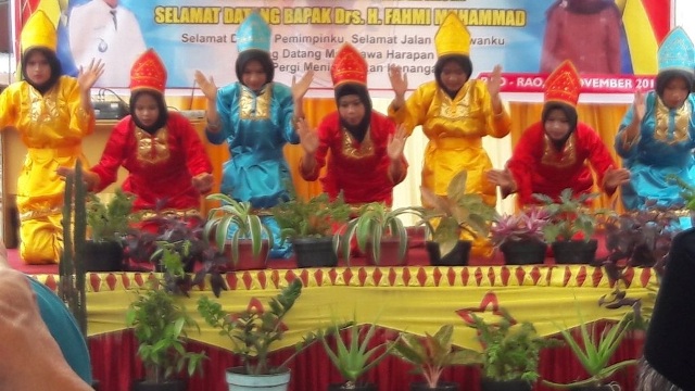 Kegiatan Grup Tari dalam Acara Serah Terima Jabatan Wali Nagari Rao-rao